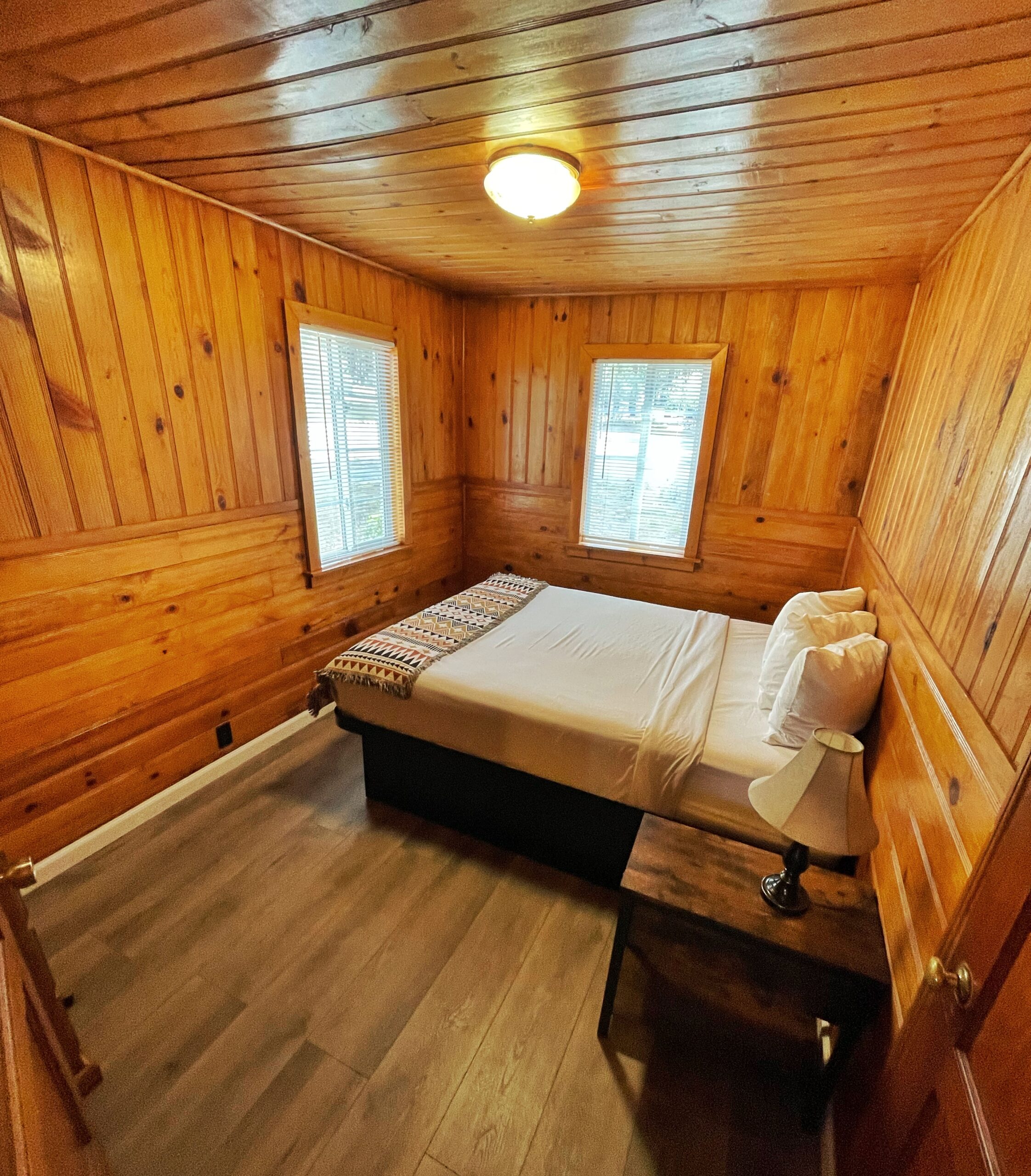 Cabin 19 at Sessions Retreat: Rustic comfort, perfect for a nature escape.