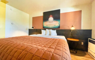 Comfortable King & Double Bed Rooms - The Club at Big Bear Hotel - Private Bathrooms