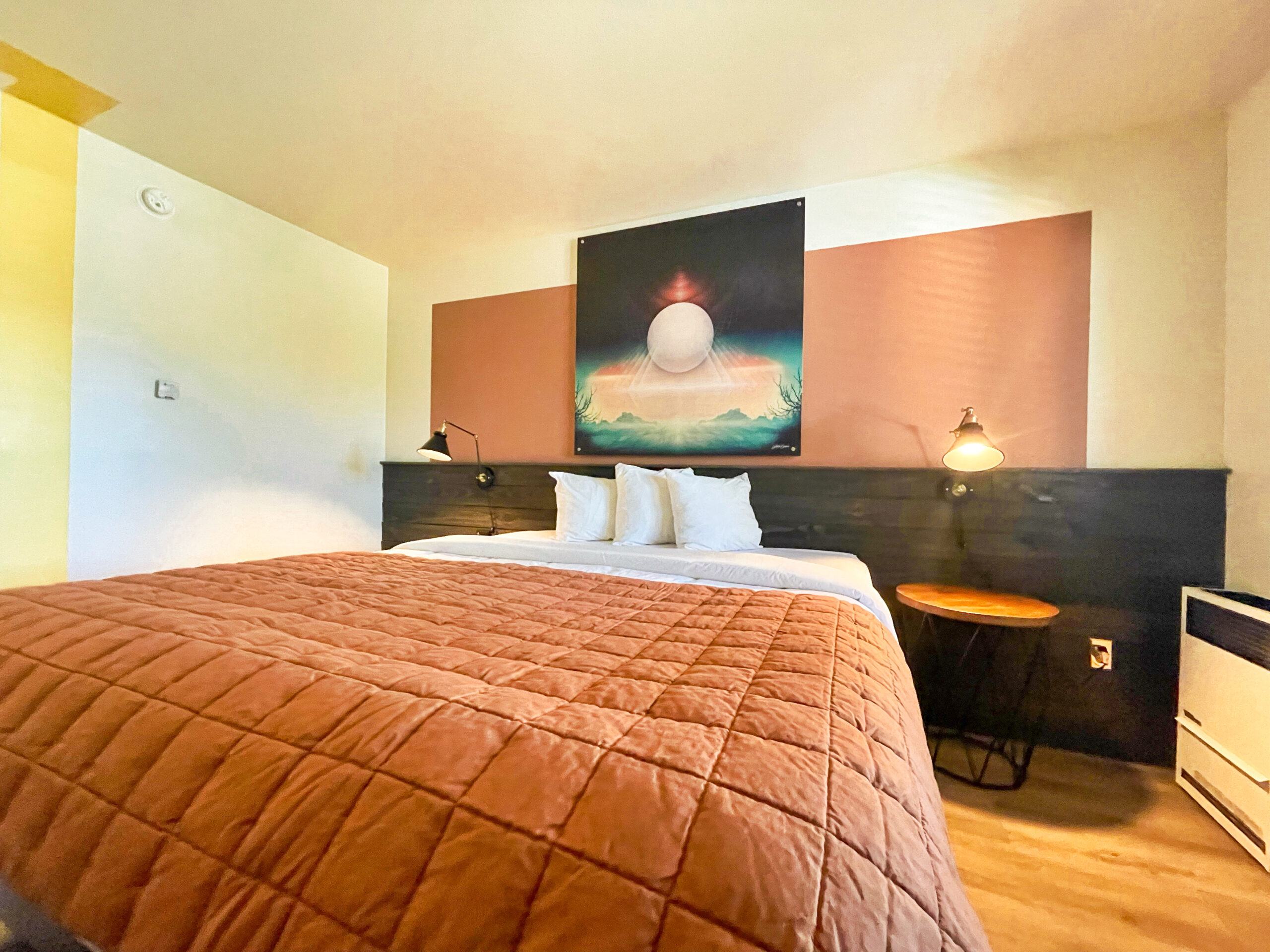 Comfortable King & Double Bed Rooms - The Club at Big Bear Hotel - Private Bathrooms