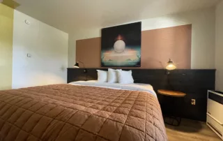 Comfortable King & Double Bed Rooms - The Club at Big Bear Hotel - Private Bathrooms
