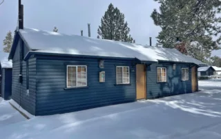 Snowy Patio Escape: Big Bear Hotel's Cabin Outdoor Haven
