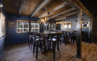 Big Bear Lake Hotels: Sessions Retreat Dinning Space - Prepare for adventure while you dine and work