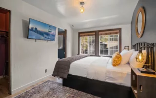 Spacious King Room at Big Bear Getaways with Private Bath, Nature View & TV